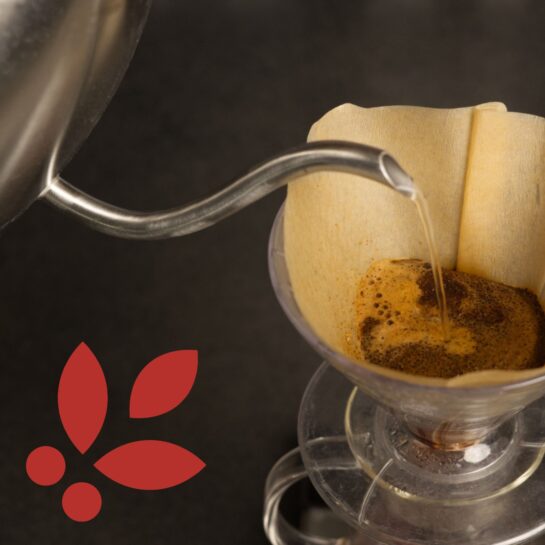 detail na liatie vody cez papierový filter