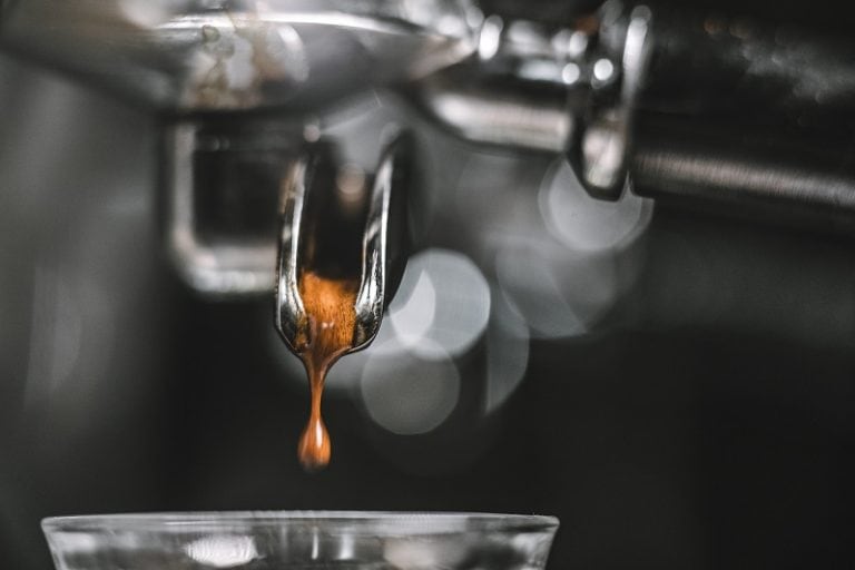 plná farba espressa vytekajúceho z páky