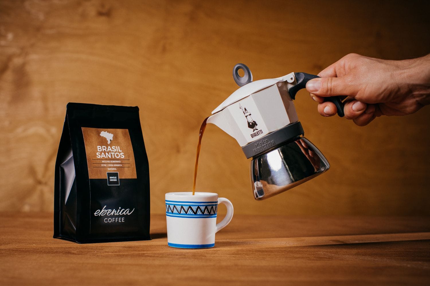 Lejúca sa káva z koťogo