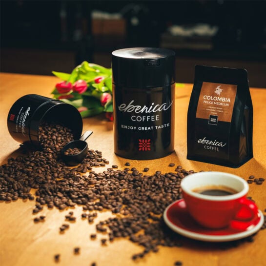 coffeevac v rôznych veľkostiach na stole s kávou