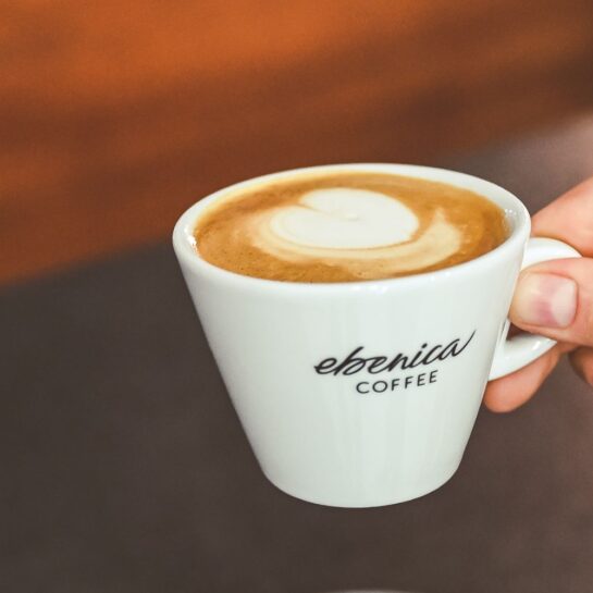 cappuccino v šálke EBENICA COFFEE