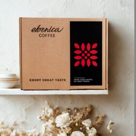 Coffe_gift_box_indoor darčeková krabička s kávou na poličke