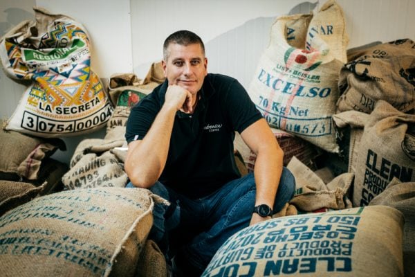 Andrej medzi jutovými vrecami