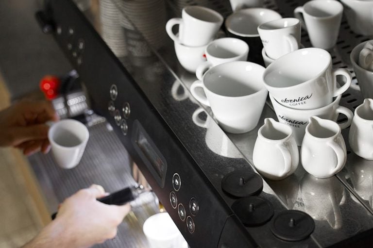 kávové šálky na kávovare