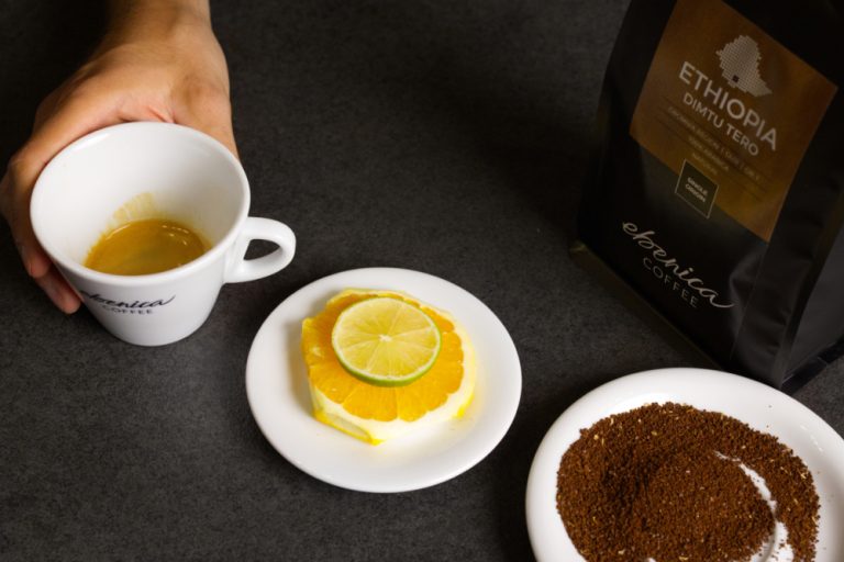 espresso v šálke a citrusy na tanieriku
