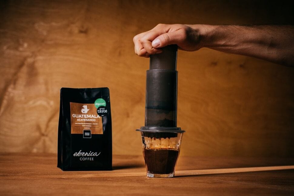 mletie kavy na aeropress ilustračny