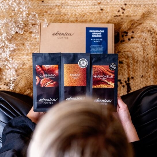 žena otvára degustačný balíček klasických káv