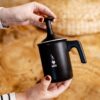 Napeňovač mlieka Bialetti pre dokonalé cappuccino a latte art. Jednoduché použitie, kvalitný dizajn, ideálny na domácu prípravu horúcich nápojov s penou.