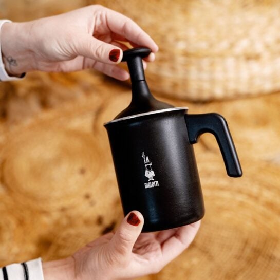 Napeňovač mlieka Bialetti pre dokonalé cappuccino a latte art. Jednoduché použitie, kvalitný dizajn, ideálny na domácu prípravu horúcich nápojov s penou.