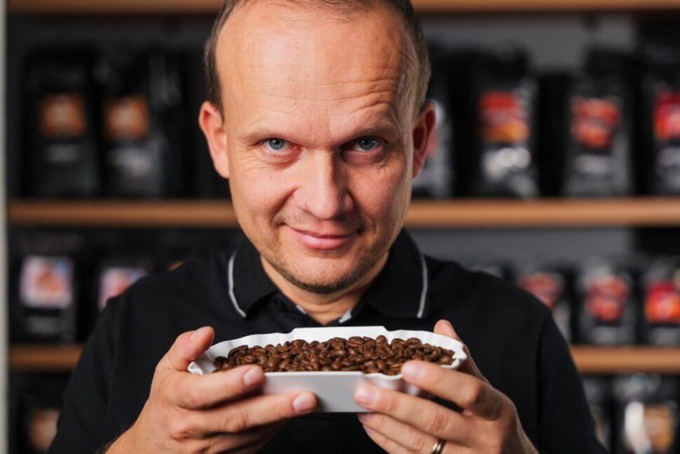 Marek s čerstvo upraženymi zrnkami kavy