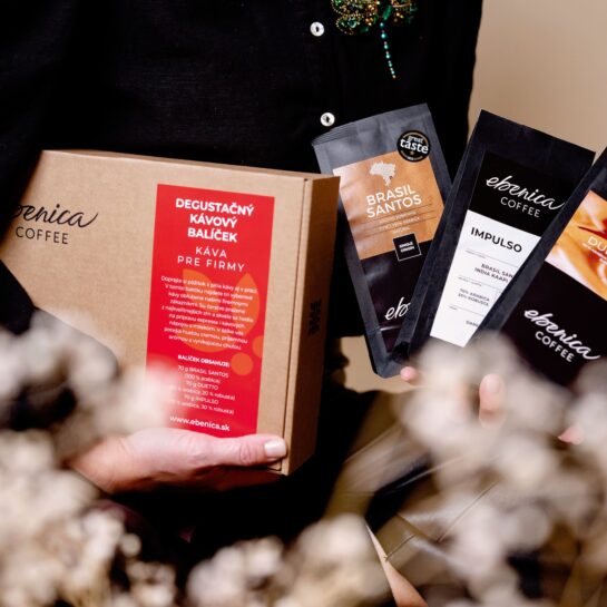 Kupon na degustačný kávový balíček od Ebenica Coffee, rôzne druhy kvalitnej kávy vrátane Brazil Santos a Impulso, ideálne darčekové balenie pre milovníkov kávy.