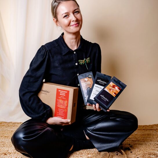 žena s degustačným balíčkom ebenica coffee