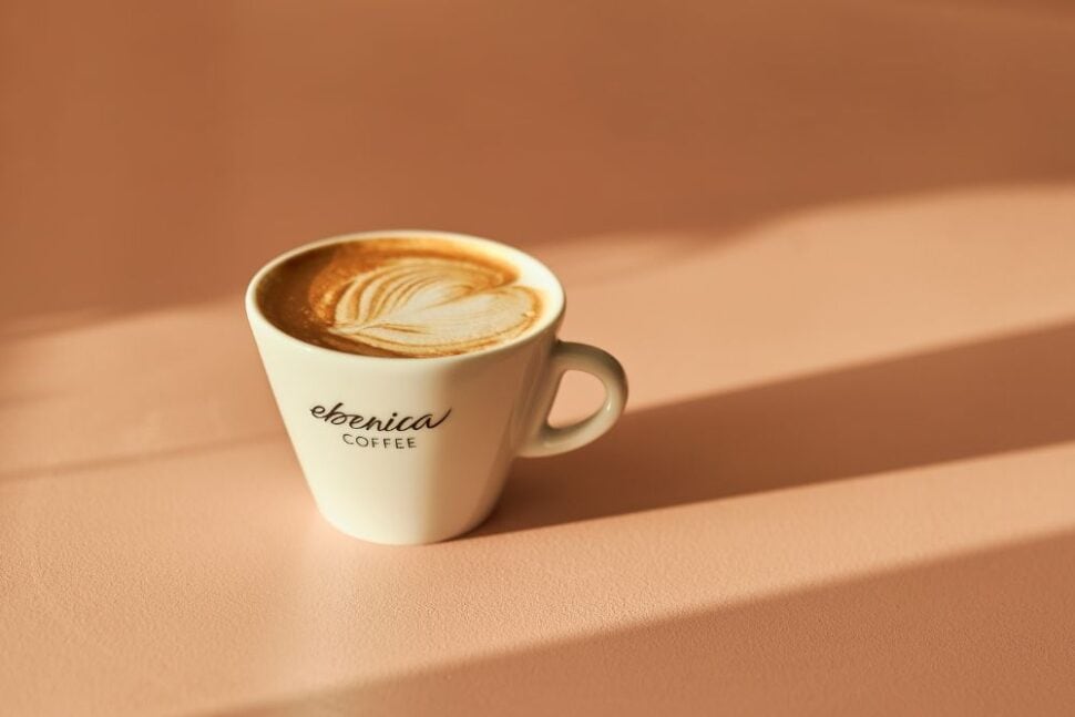 cappuccino v šálke EBENICA COFFEE 