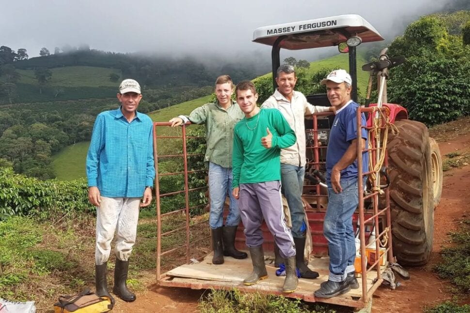 farmári na plantáži v Brazílii