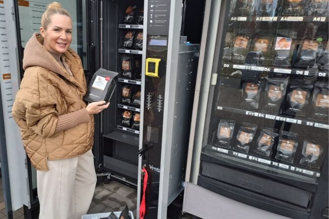 Miška pri beanboxe s kávou