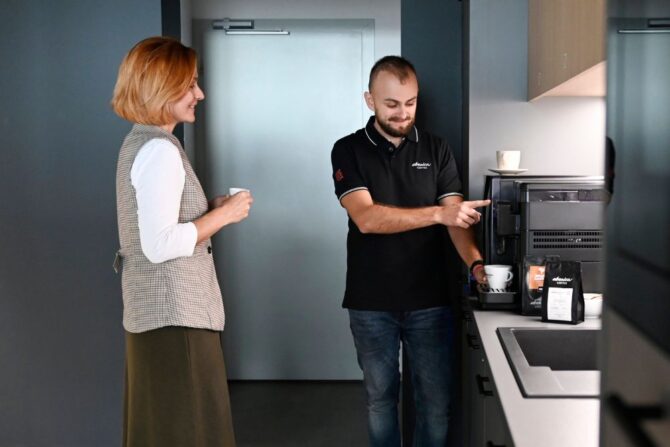 barista majo vo firme vysvetluje ako používať kávovar