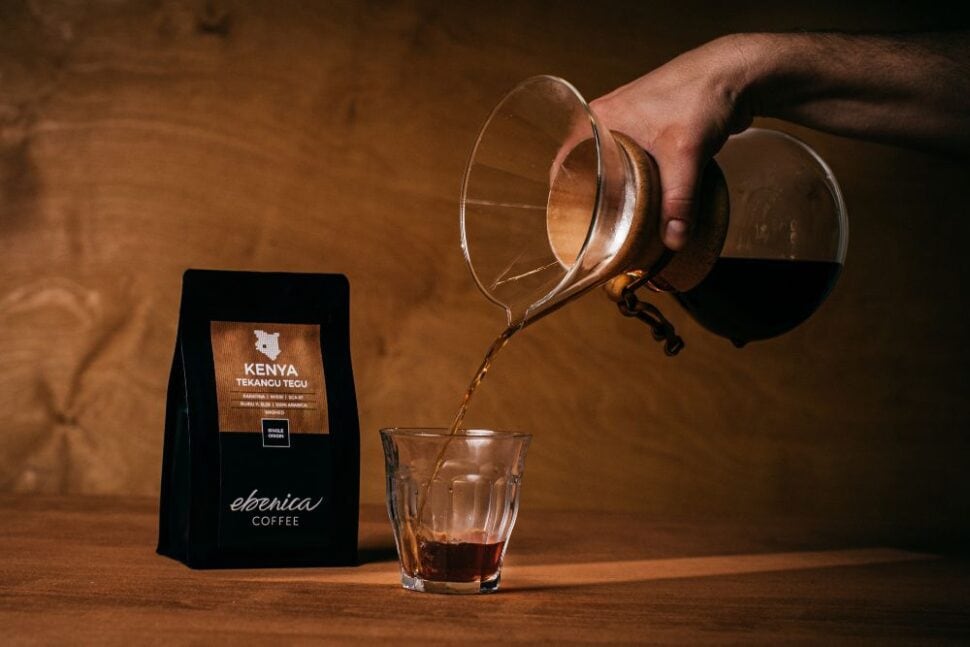 chemex a káva Kenya nalievanie
