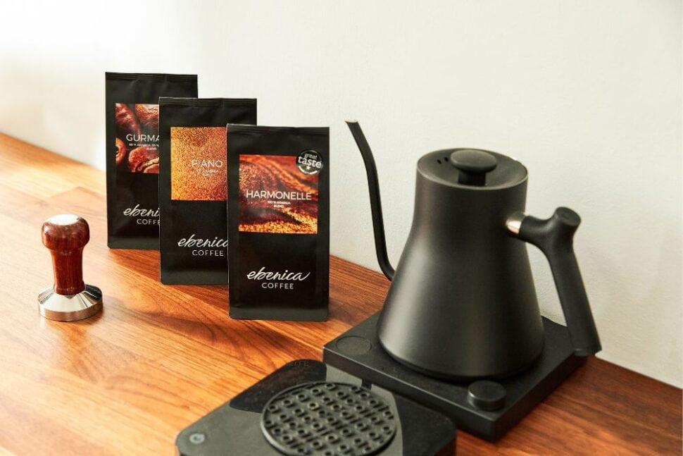 kanvica s úzkym hrdlom a EBENICA kávy