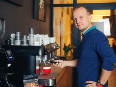 Marek Fajčík pripravuje kávu