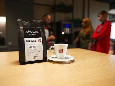 espresso šálka s kávou na stole v kancelárii