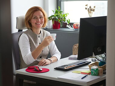zákazníčka v kancelárii s kávou EBENICA COFFEE