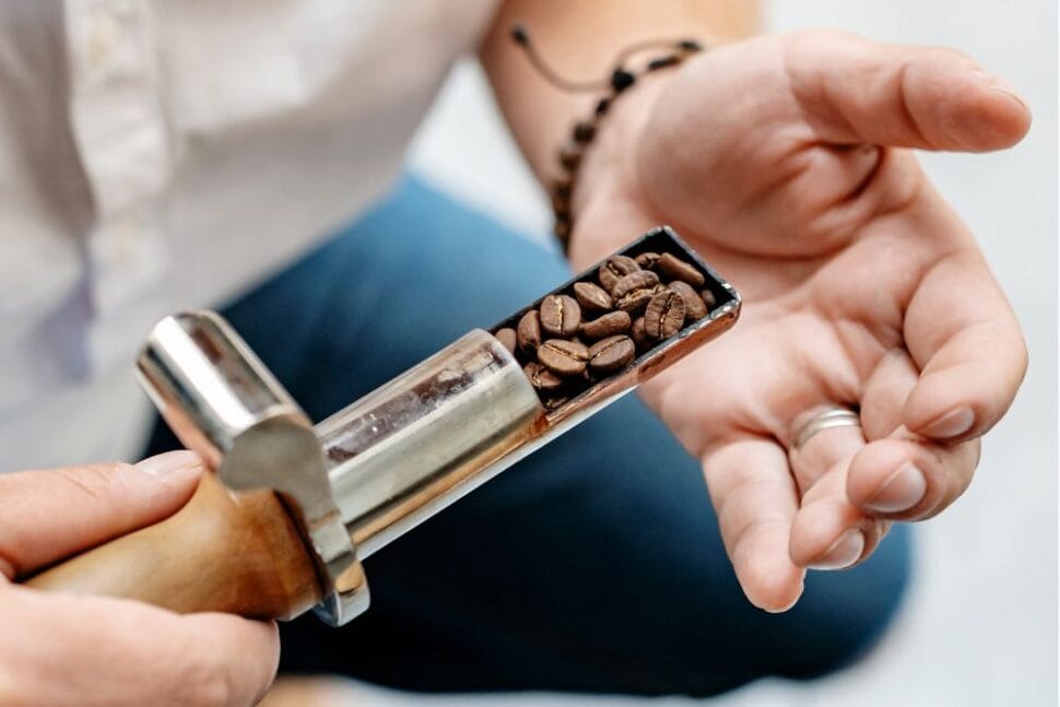 zrnka kontrola z pražiaceho stroja