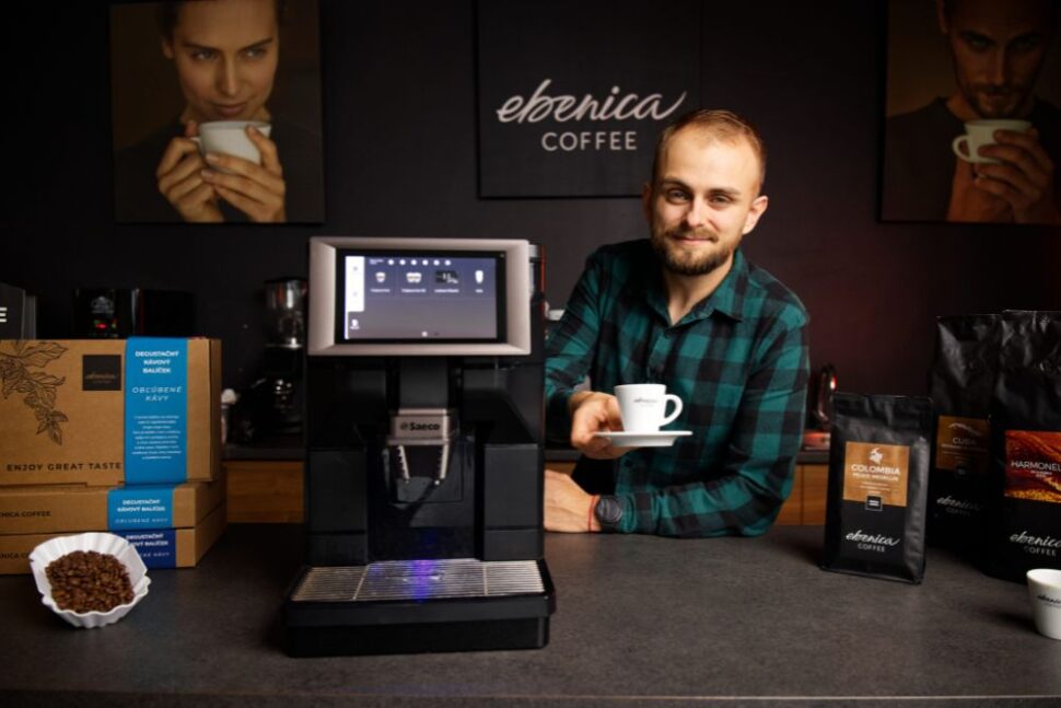 barista a automatický kávovar