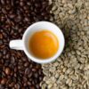 espresso z kávy EBENICA na kávnovíkových zrnách