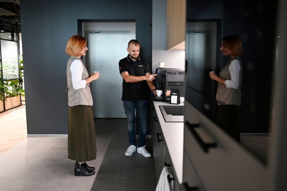 office a zamestnanci pri kavovare