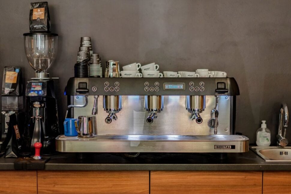 pákový kávovar a šálky EBENICA COFFEE