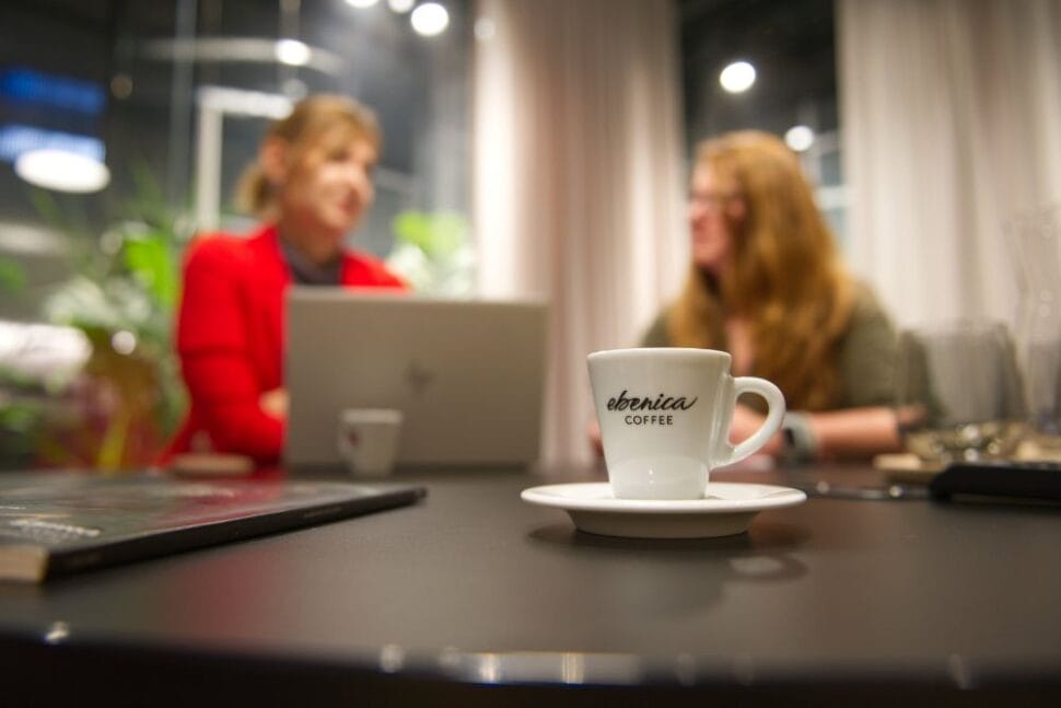 ženy v office piju kavu EBENICA